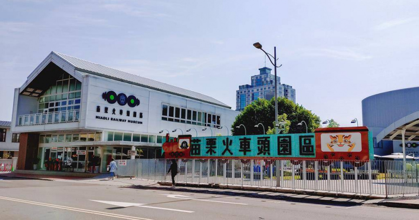 苗栗火車頭園區4月25日開幕，至今吸引約5萬人次參觀，迅速成為苗栗新興文化地標。園區融合鐵道文物與客家文化，保留舊宿舍群，展現濃厚在地風情。（圖／中國時報呂麗甄攝）