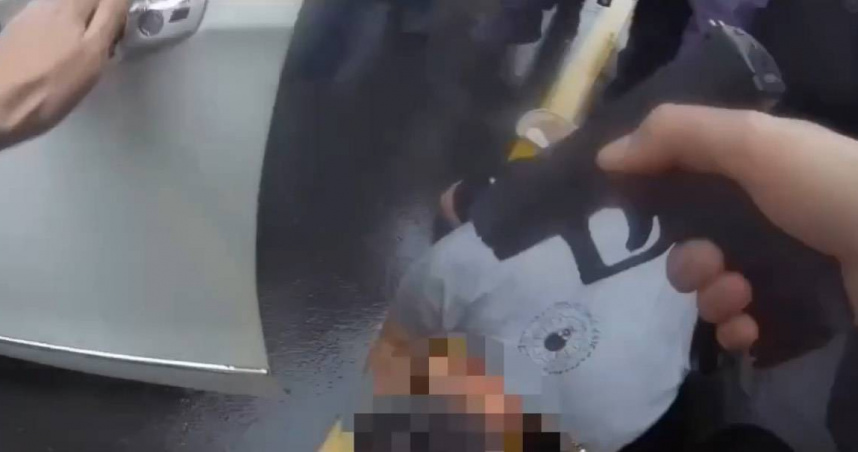 新莊街頭昨日上演警匪追逐，警方攔停後將駕駛拉下車。（圖／翻攝畫面）