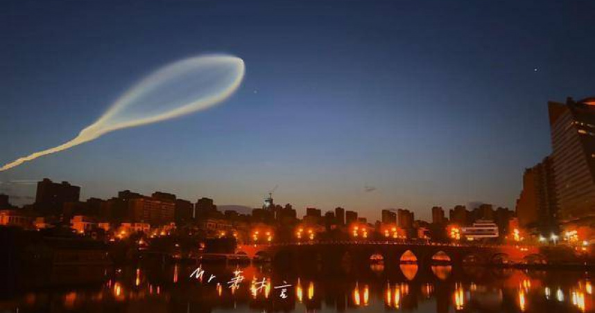 西安民眾拍到不明飛行物拖出長長尾跡，形成蝌蚪狀夢幻天象。（圖／翻攝自微博）