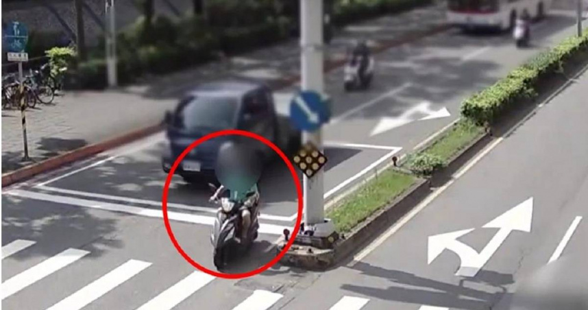 駱男從中華二段騎車左轉到中港路時，未留意到視線死角。（圖／翻攝畫面）