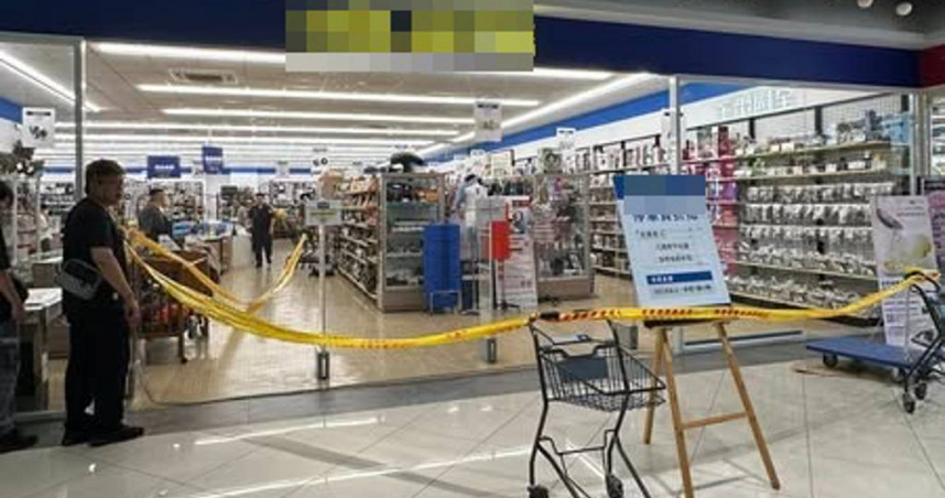 台南醉漢持武士刀大鬧賣場,警方圍捕壓制過程突發槍響,男子中彈倒地。(圖/翻攝自台南式 Tainan Style臉書)