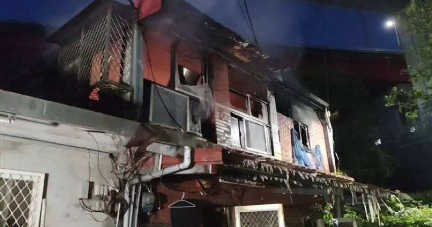 新北市淡水區忠愛街一處2層樓民宅驚傳火警，一名24歲男子被燒成焦屍。（圖／翻攝畫面）