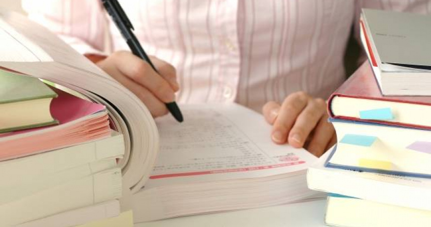 中國有大學生找公司代寫論文，結果被討「封口費」。（示意圖／翻攝自photoAC）