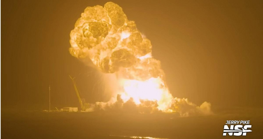 太空探索科技公司「SpaceX」18日深夜在德州進行火箭靜態點火測試時，因為不明原因發生大爆炸，發射台瞬間陷入一片火海，所幸事故並未造成人員傷亡。（圖／YT／NASASpaceflight）