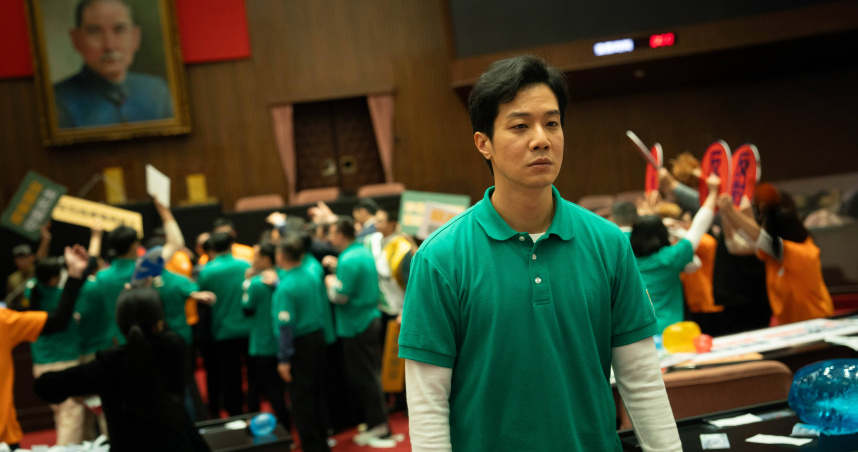 薛仕凌飾演立委高政光。（圖／ CATCHPLAY+、公視、大慕可可）