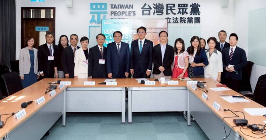 總統府秘書長潘孟安（左七）30日率領大法官被提名人拜會民眾黨立院黨團。（圖／翻攝自民眾黨媒體群組）