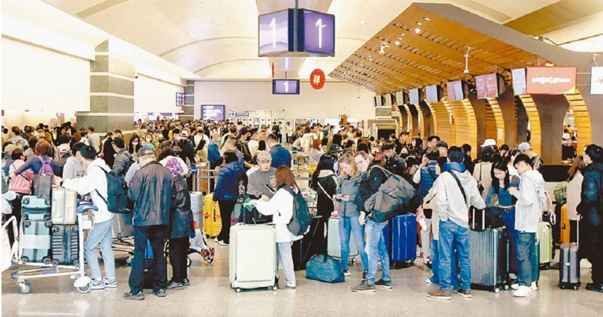 交通部觀光署公布1至4月份出境旅客596.7萬人次，超過2019年同期的557.9萬人次。圖為桃機第一航廈內旅客排隊辦理報到手續。（圖／報系資料照）