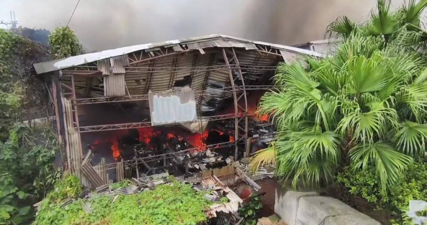 新北市八里區下罟子61之8號鐵皮加蓋工廠今（4）日13時2分冒出巨煙，消防人員獲報出動153人63車搶救，所幸無人受困。（圖／翻攝畫面）