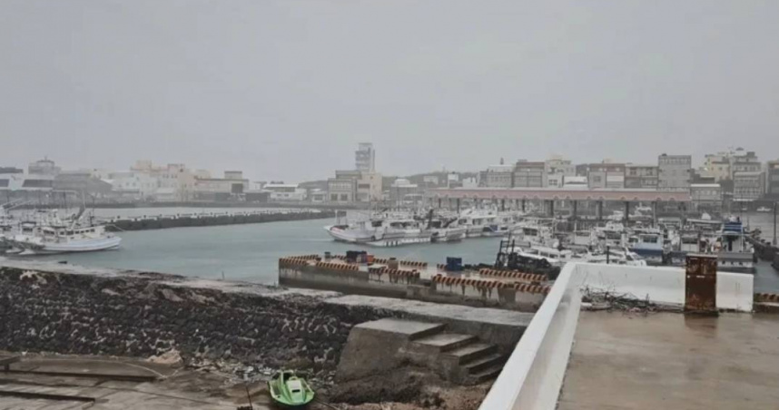 丹娜絲颱風來勢洶洶，中央氣象署今（6日）晚間針對澎湖縣6地區發出「強風告警」訊息。（圖／翻攝畫面）