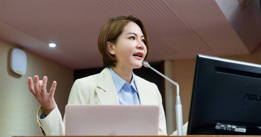 陳菁徽表示，屏東佳冬、枋寮風在後，500平方公尺的海上浮動太陽能板，被大浪拍打毀損，結構體殘骸四散，綿延兩公里，連昔日在赤壁大戰中被火攻的曹操艦隊都沒有那麼長，若這就算「愛台灣」，他只能嗆「我呸」。（圖／陳菁徽臉書）