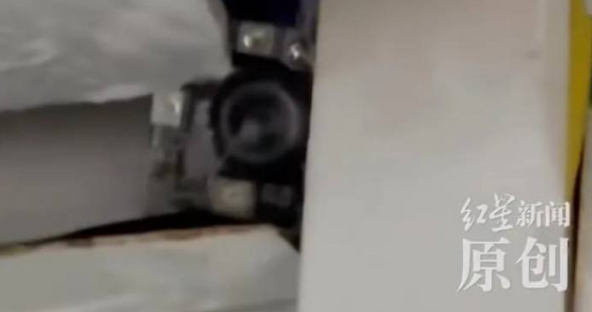 王女指出天花板被人挖洞藏針孔攝影機，角度直對床鋪令人不寒而慄。（圖／翻攝自微博）