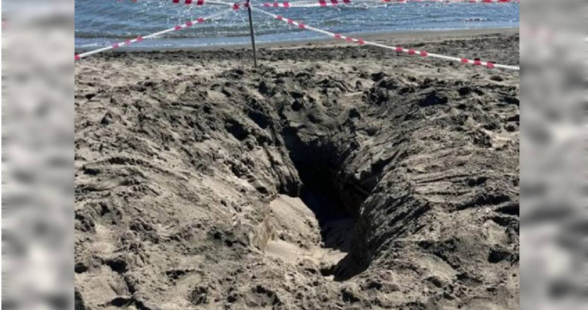 近日，義大利一名17歲少年與家人到海邊遊玩，在沙灘上挖掘了一條頗具規模的小地道。不幸的是，但當他爬過這條地道時遭遇了坍塌，當他被挖出來時已經不幸窒息身亡。（圖／翻攝X）