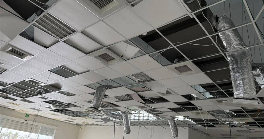 台鹽七股鹽山的遊客中心、辦公室屋頂被丹娜絲颱風的強風吹垮。（圖／台鹽公司提供）