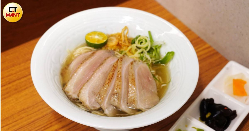 樂蝦拉麵新品「舒肥櫻桃鴨雞湯麵」於7/15至7/21推出雙倍肉量不加價優惠，肉量一次從3片變6片。（288元，圖／魏妤靜攝）