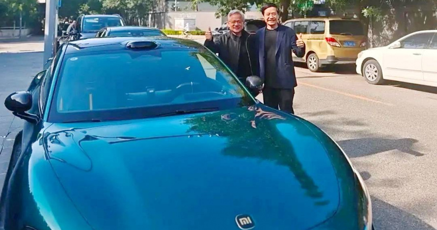 AI教父黃仁勳剛到中國,就跑去找小米雷軍賞車。(圖/翻攝自網路)