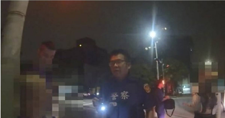 台中酒駕男深夜逃警車，草叢躲藏被逮。（圖／翻攝畫面）