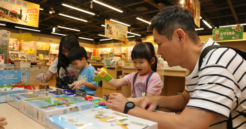 信誼基金會董事長張杏如建議父母和孩子玩時，是一起玩，真正和他在一起，共享遊戲的樂趣。（圖／劉耿豪攝）