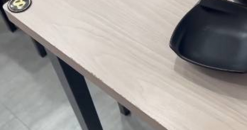 一名女顧客用餐時發現餐具上有蚊子停留，向店員反映後不滿處理態度，要求退款並揚言報警。（圖／翻攝Threads／mandyou117）