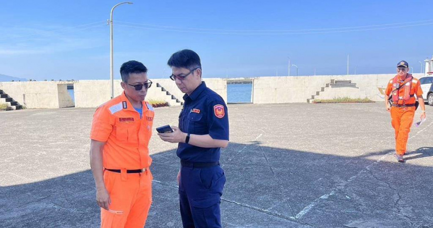 左營警分局通報轄內發生命案，而凶嫌焚毀作案車地點就在橋頭區，因此針對北高雄沿海一帶，岡山警分局、楠梓警分局等單位立刻啟動戒備，通知海巡隊、港口注意可疑人士出沒。（圖／民眾提供／紀爰高雄傳真）