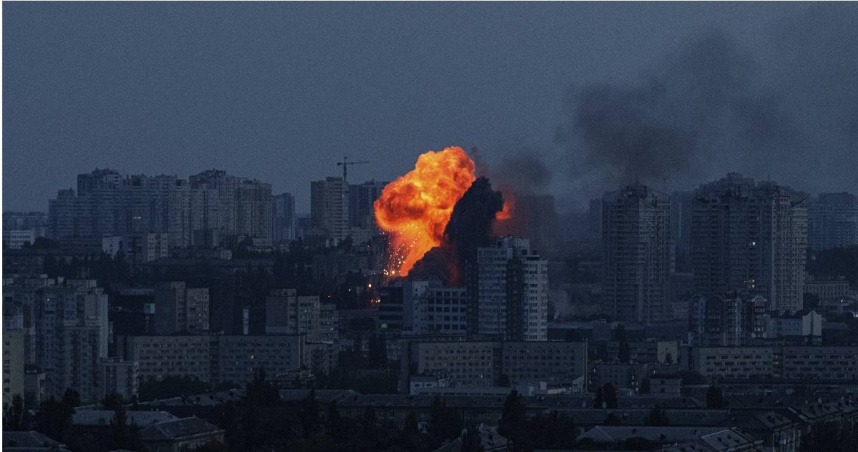 俄軍又對烏克蘭首都基輔發動空襲。圖為基輔在6月6日遭到轟炸。（圖／達志／美聯社）