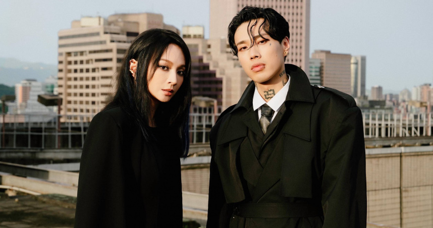 Marz23（右）推出新單曲〈不簡單的歌〉，邀來Faye詹雯婷一起合作。（圖／華納音樂提供）