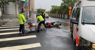 年輕小貨車駕駛擦撞機車 婦人多處骨折當場慘死