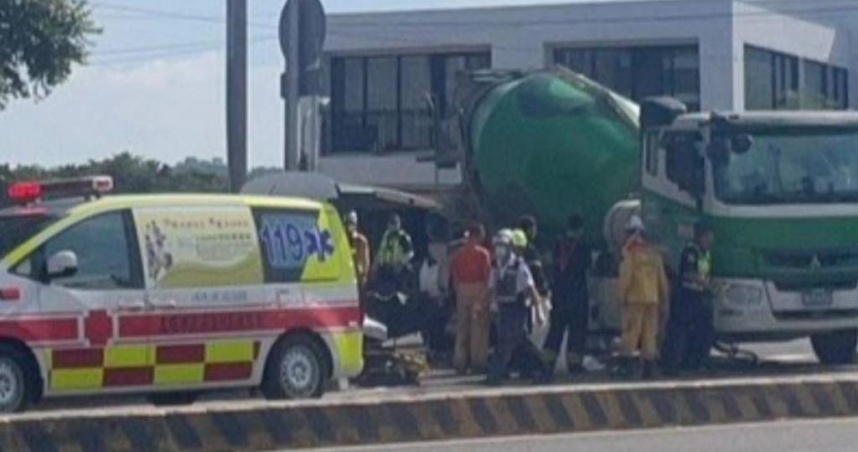 高雄仁武驚悚車禍，女騎士遭水泥車捲輪慘死。（圖／翻攝畫面）