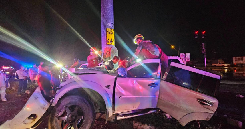泰國大城府（Ayutthaya）6日凌晨發生一起致命車禍。（圖／翻攝自臉書「สมาคมอยุธยารวมใจ หน่วยกู้ภัยอยุธยา」）