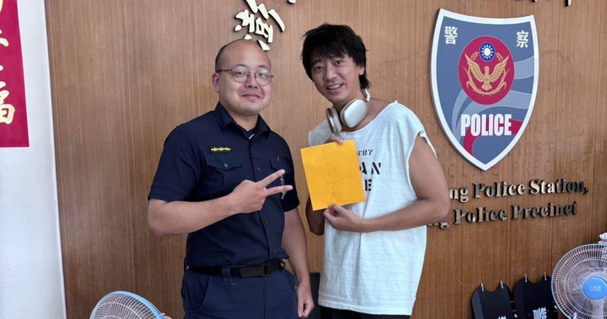 蘇見信（右）到派出所領回遺失物。（圖／翻攝自澎湖縣政府警察局馬公分局臉書）