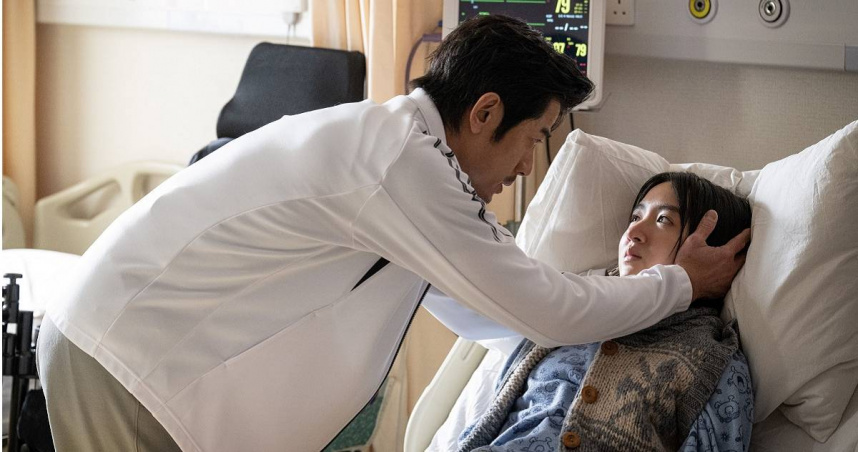 許恩怡在《無名指》中有2場戲必需靠爸爸郭富城抱上抱下的移動。（圖／華映提供）