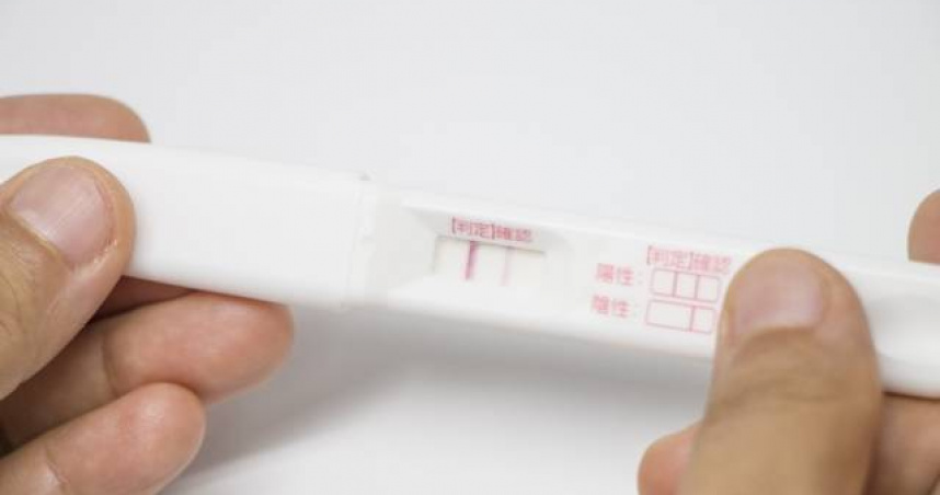 一名女子透露，男友母親原本要給她人民幣1萬元當墮胎的營養費，怎料其中5千元卻被男友因「想換新手機」為由藏起來。（示意圖／翻攝自photoAC）