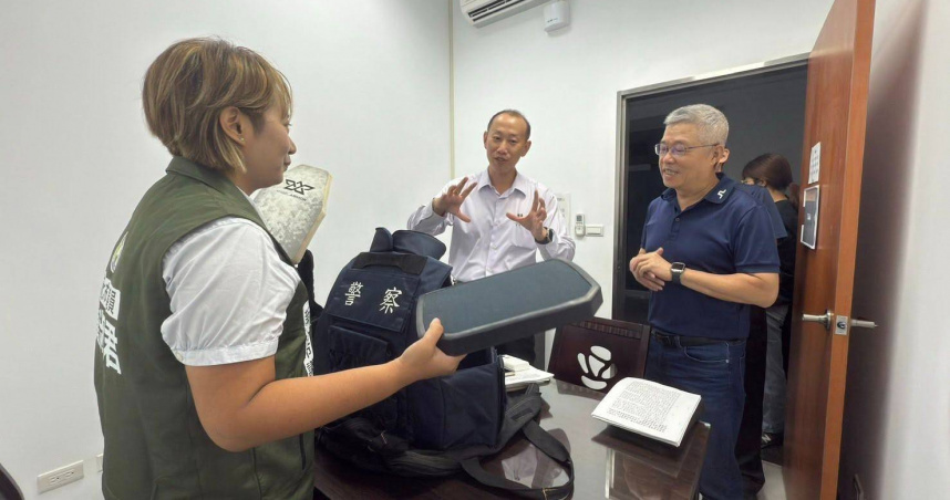 黃淑君表示，日前親自至警察局檢討設備規劃，發現除了人力不足外，更檢查出多項設備老舊，就連偵防車也破舊不堪，甚至連保護生命安全的防彈背心、防彈板、防彈側板、耳機等基礎戰術裝備，都是隊員們「自行添購」安全係數較高的設備。（圖／取自黃淑君臉書）