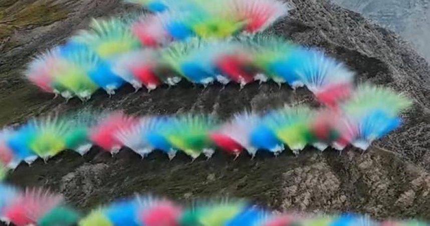 藝術家蔡國強與戶外品牌始祖鳥在喜馬拉雅山脈舉辦大型煙花秀《升龍》，引發外界對高原生態環境保護的廣泛關注與討論。（圖／翻攝畫面紅星新聞）