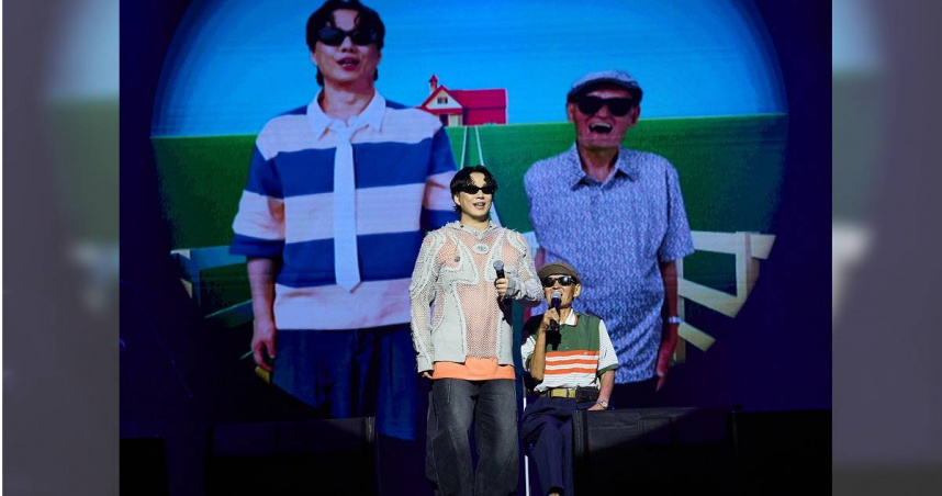 蕭煌奇邀請到「輝煌組合」的夥伴李炳輝擔任演唱會嘉賓。（圖／黑色吉他x華納音樂提供）