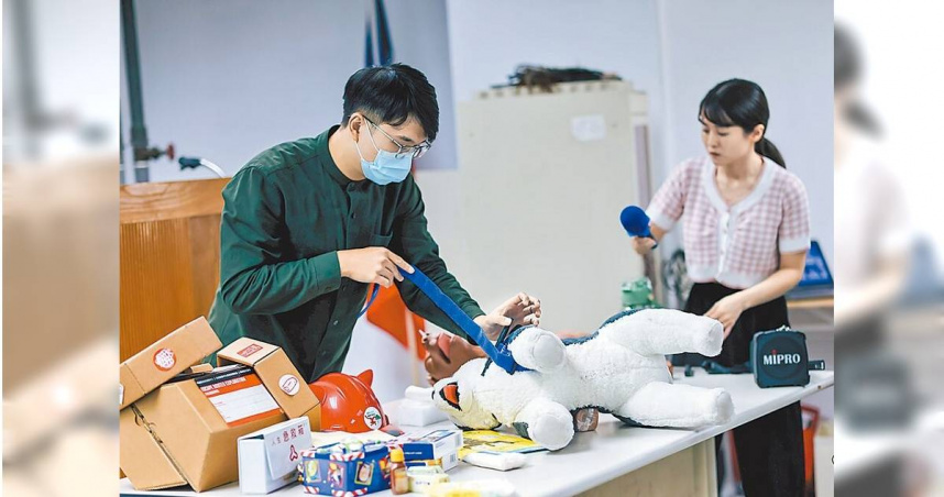 為讓飼主更了解寵物外傷急救處理過程，高市農業局動保處9月舉辦「狗貓防災急救包準備與外傷處理人寵共學班」，邀請具有搜救能力分級認證的搜救犬隨隊獸醫師黃楷迪（左）擔任講師。（圖／高市農業局動保處提供）