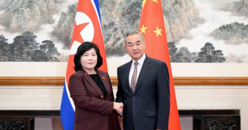 朝鮮外務相崔善姬28日於北京釣魚臺國賓館與中共中央政治局委員、外交部長王毅舉行會談。（圖／翻攝自中國大陸國家國際發展合作署官網）