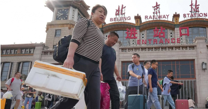大陸十一長假開跑，遊客齊聚北京火車站。（圖／達志／美聯社）