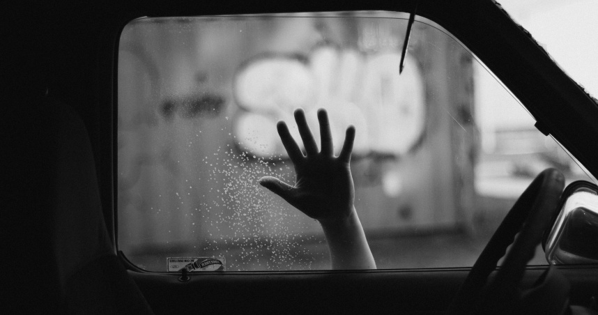 美國一名男童西蒙斯因頭卡在車窗窒息死亡。（示意圖／翻攝自unsplash）