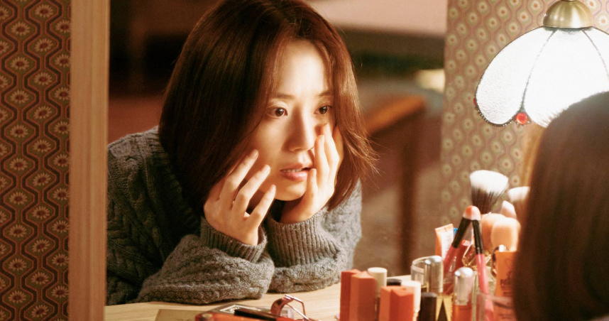 文彩元在片中飾演有容貌焦慮的女主角。（圖／華映娛樂提供）