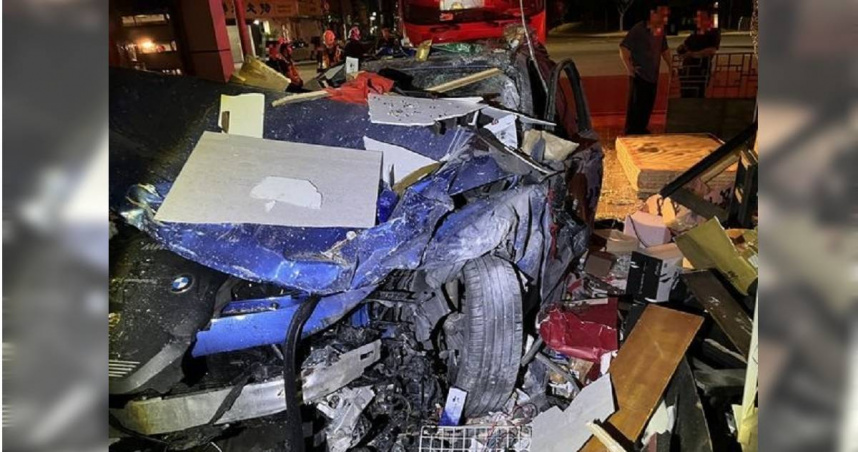 BMW失控撞屋奪命、疑涉毒駕。（圖 ／翻攝畫面）
