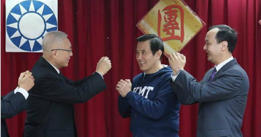 國民黨主席朱立倫（右）拒絕連任後一時跳出六名競爭者角逐接棒，前總統馬英九（中）公開支持立委羅智強接棒，如今更傳出前副總統吳敦義（左）人馬全力相助前立委鄭麗文，讓鄭麗文得以和黨中央、「戰鬥藍」攜手支持的前台北市長郝龍斌在黨主席選戰中分庭抗禮。（圖／報系資料照）