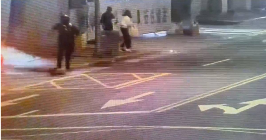 騎士見義勇為，見徐姓街友疑似當街強拉倒垃圾女子時，勇敢上前制止。（圖／翻攝畫面）