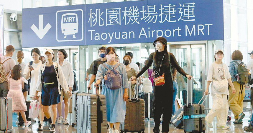 2021年全台景點旅客約2.1億人次，到2024年則已經達到5.4億，被質疑人次成長明顯不合理。圖為桃園機場內的旅客。（圖／本報資料照片）