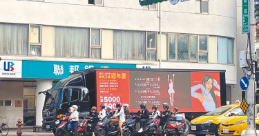 遊動廣告車發出明亮的LED燈光吸引關注，但也被質疑夜晚會干擾駕駛人視線，警方表示將聯合稽查遏阻違規。（圖／中國時報李文正攝）