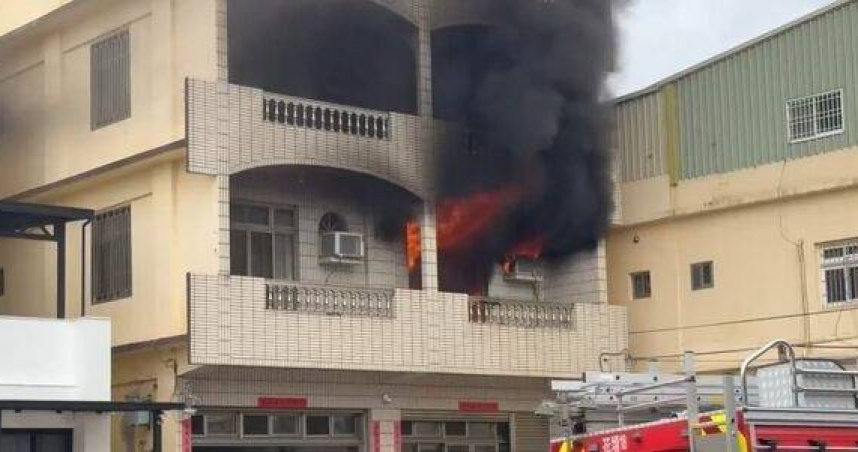 3層民宅突起火黑煙狂竄磁磚爆裂。（圖／翻攝畫面）