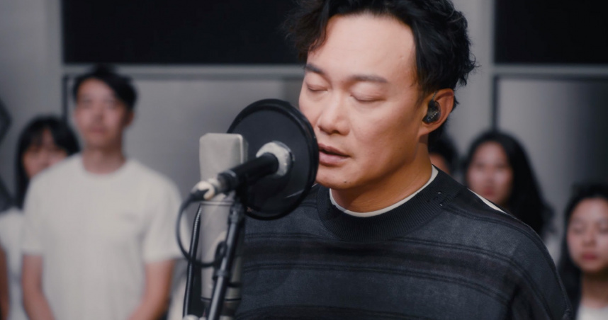 陳奕迅（Eason）近日親赴英國倫敦重錄〈K歌之王〉。（圖／環球音樂提供）