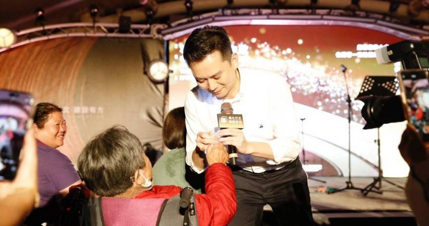 新竹縣竹北市長鄭朝方（右）在過去兩天假期連續辦理音樂會，突破萬人參加。（圖／翻攝自竹北市公所媒體群組）