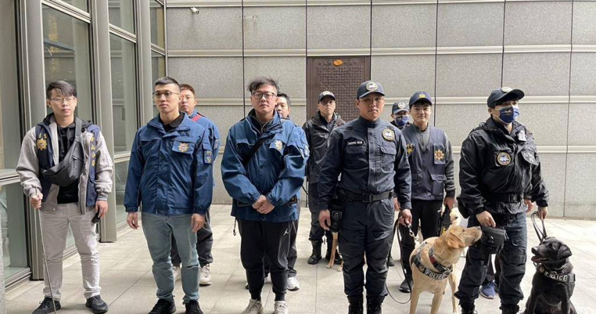 場檢小組會同偵爆犬與警衛犬於耶誕城會場執行爆炸物偵測與巡守。（新北市警察局提供）