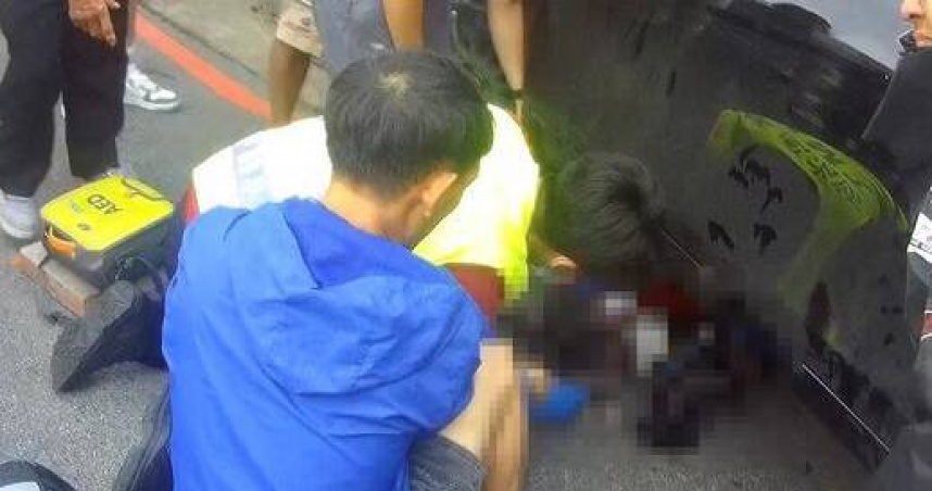 23歲騎士直行突遭賓士攔腰撞，捲車底20分鐘慘死桃園路口。（圖 ／翻攝畫面）