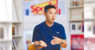 東園國小教練駱政宇在專訪分享帶隊哲學。（圖／中國時報郭吉銓攝）